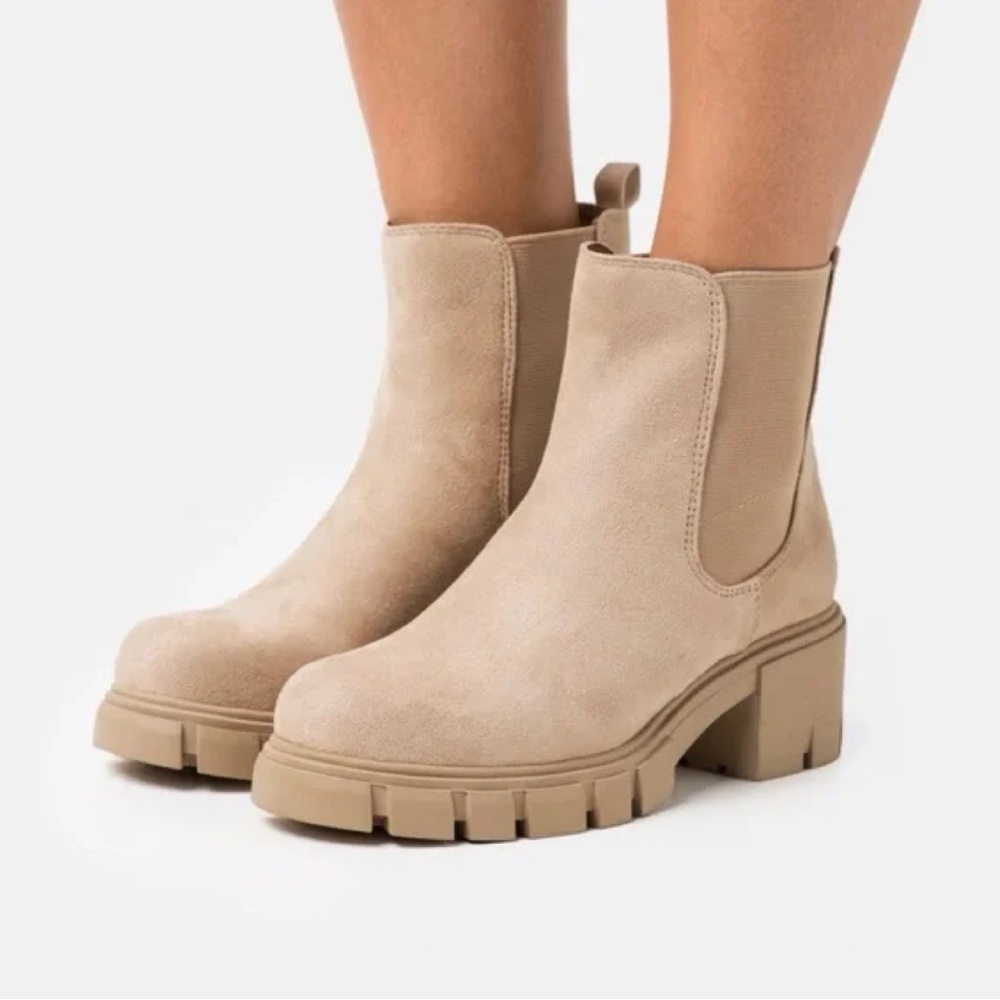 Madden Girl Tessa Chelsea Boots size 8 in sand tan color